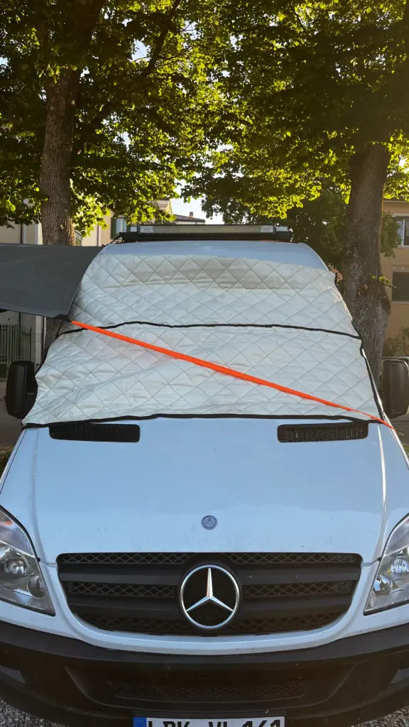 Van mit Thermomatte auf Windschutzscheibe