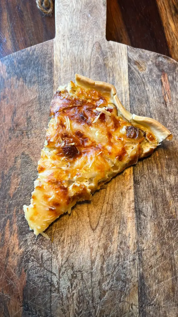 Quiche mit Zwiebeln und Speck