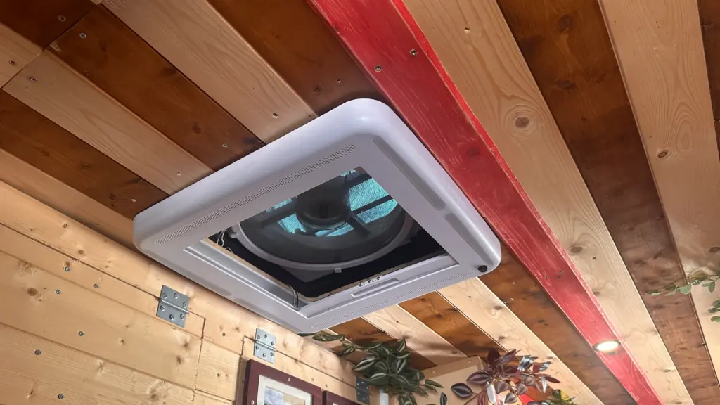Deckenventilator im Van gegen Hitze im Camper