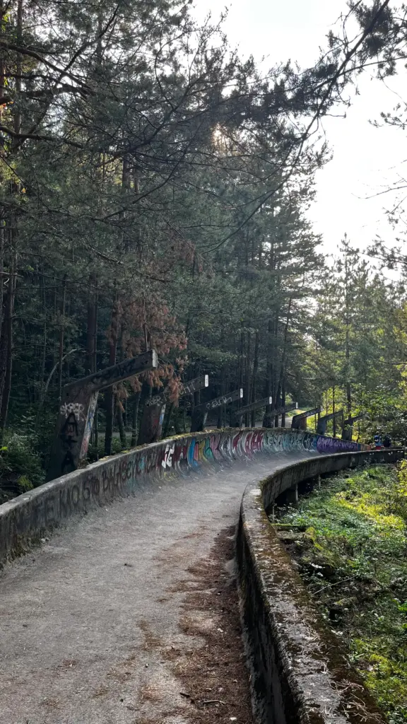 Bosnien mit dem Camper entdecken, alte Bobbahn Sarajevo
