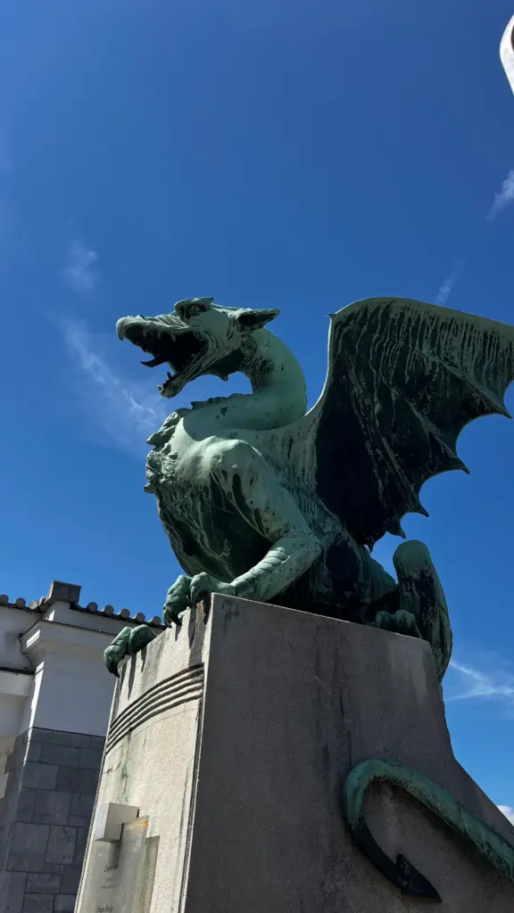 Eine Statue von einem Drachen auf einer Brücke in Ljubljana, der Hauptstadt Sloweniens.