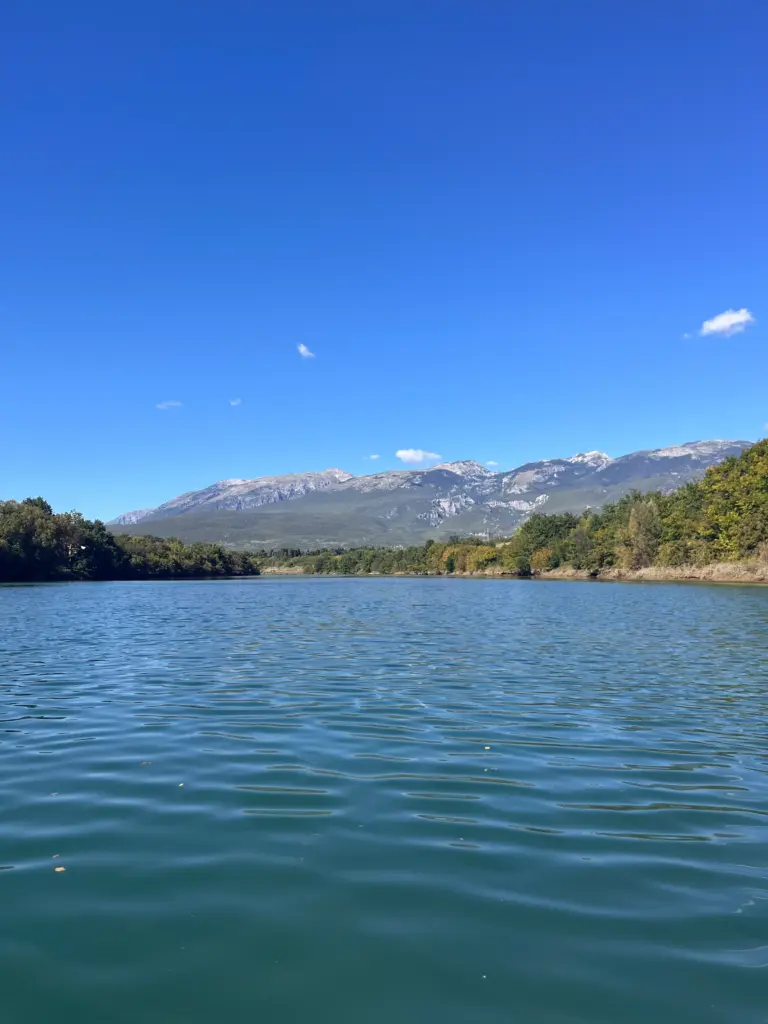 Neretva Flussfahrt mit Blick aufs Ufer, Campingreise Bosnien