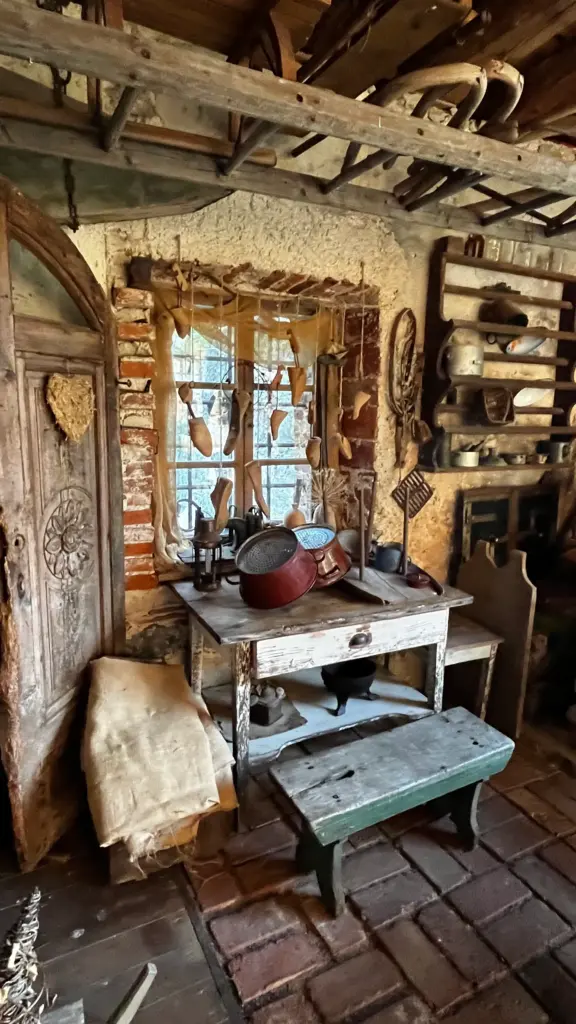 Ein Raum mit alten alltäglichen Gegenständen im Freilichtmuseum Schloss Haasberg in Slowenien 