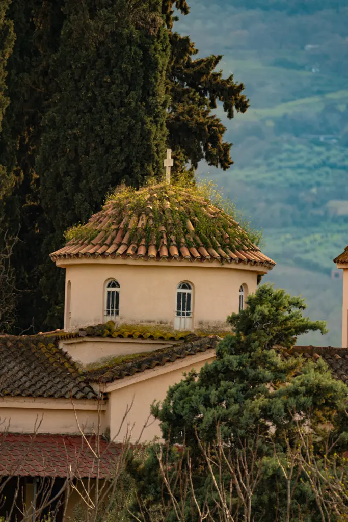 Kirche mit Moos bewachsenem Dach