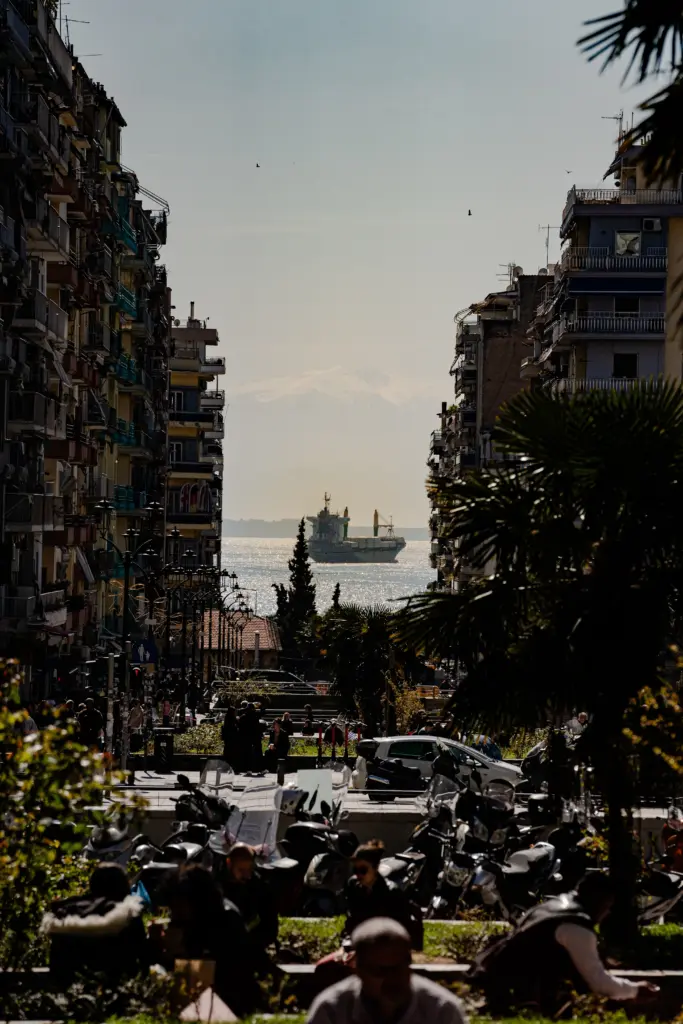 Strasse in Thessaloniki mit Blick auf das Meer