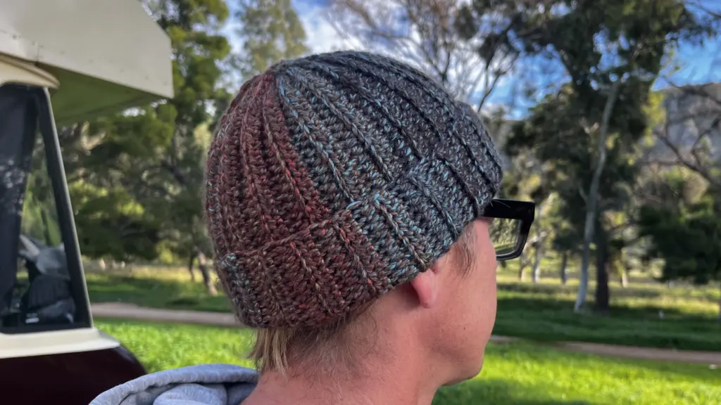 ein Mann mit einer gehäkelten Mütze
