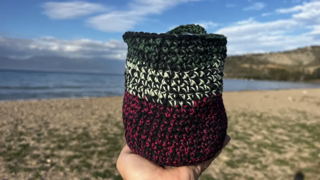 ein gehäkelter kleiner Korb mit Streifen